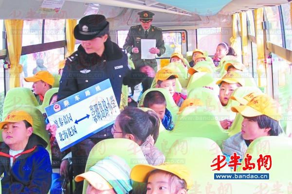 民警在車上登記學生信息 ，并查看大家系安全帶情況。本報記者劉鵬 攝