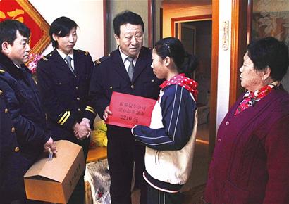 青島城陽貧困學生乘上免費校車 已扶持100余人