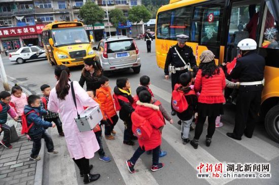 湖北：宜昌交警聯(lián)合幼兒園開展校車安全演練