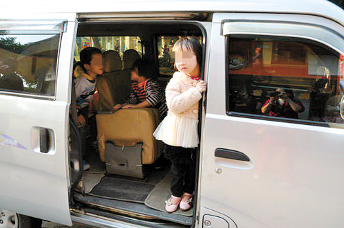 　　學齡前兒童睜著好奇的眼睛打量著民警。