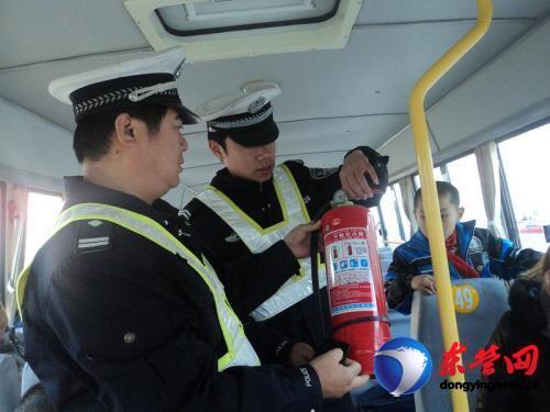 山東東營:校車交通安全大檢查 山東東營:校車交通安全大檢查