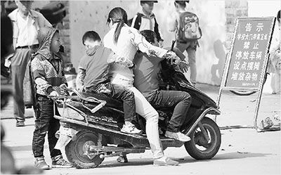 海南省三亞市海棠灣鎮(zhèn)中心小學(xué)門前，剛放學(xué)的小學(xué)生幾個(gè)人擠一輛摩托車回家。如此“校車”，安全實(shí)在令人擔(dān)憂。