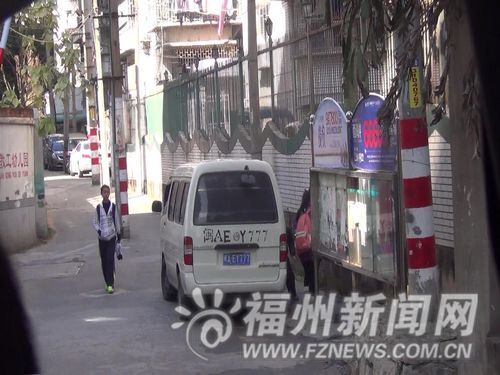 女孩快上車時候，一名學(xué)生還從車上跳下來。