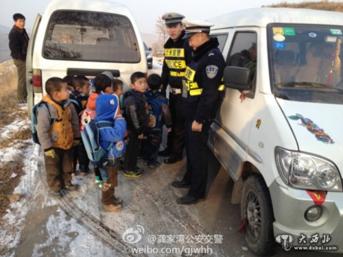 蘭州：無照駕駛“黑校車”接送孩子
