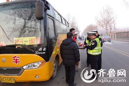 山東:淄博臨淄交警突擊檢查校車安全情況 保障學(xué)生乘車安全 1
