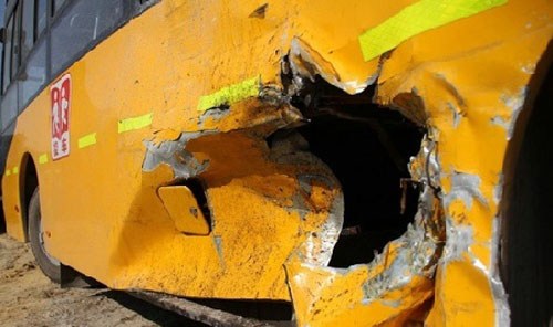 湖南:湘潭一天兩起校車事故 路面濕滑成主因 汽車之家