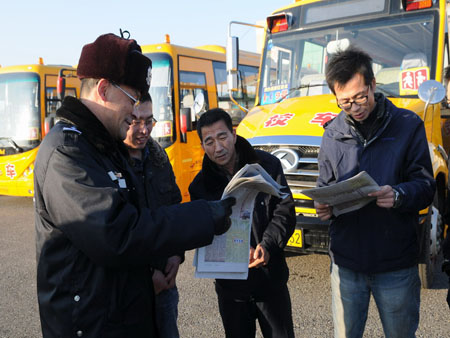 山東煙臺(tái)：四大隊(duì)組織高新區(qū)專用校車駕駛員開展冬季交通安全專題宣傳