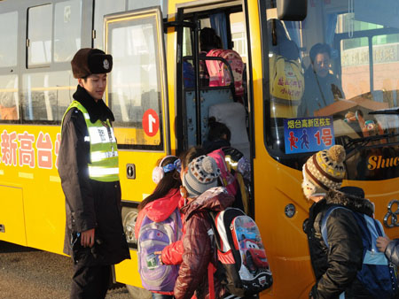 山東煙臺(tái)：四大隊(duì)組織高新區(qū)專用校車駕駛員開展冬季交通安全專題宣傳