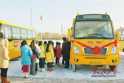 大同首批公司化運(yùn)營(yíng)校車投用