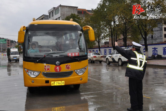 開學(xué)伊始新田交警嚴(yán)查校車安全