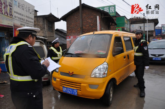開學(xué)伊始新田交警嚴(yán)查校車安全