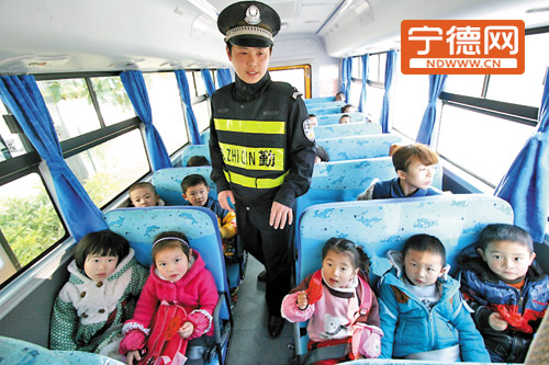 蕉城：交警一天兩檢 確保校車安全