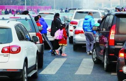 家長期盼效仿定制公交開通定制校車
