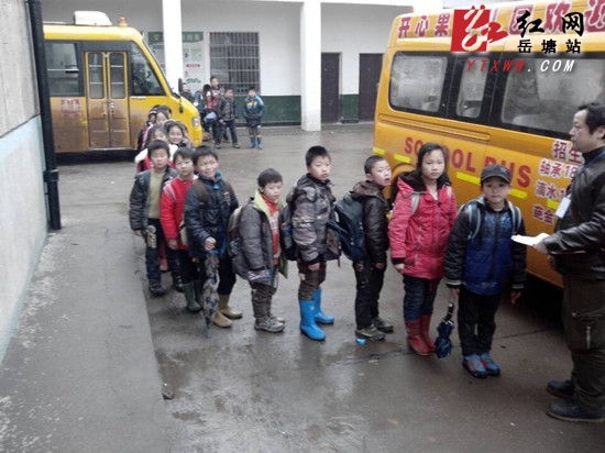 創走讀新形式 岳塘區一農村小學校車接送學生
