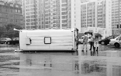 鄭州街頭校車貨車拼“車速” 致一車側(cè)翻司機受傷