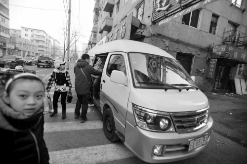 12座“校車”拉了多少人？小學(xué)生答：17個(gè)！