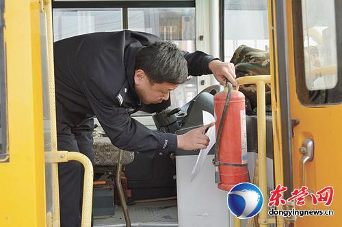 花官對校車進行安全監(jiān)測