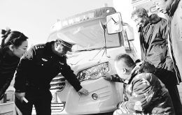 太原交警支隊(duì)杏花嶺大隊(duì)民警深入學(xué)校加大校車安全檢查