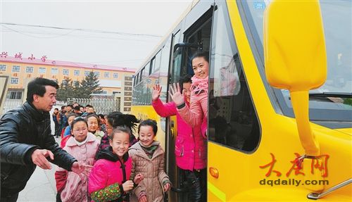 大慶新校車安全又暖和 學生們都喜歡乘坐