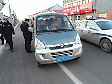 交警查處一非法黑校車 7座面包車塞11人(圖) 交警查處一非法黑校車 7座面包車塞11人(圖)