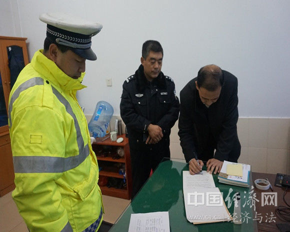 山東東營(yíng)交警開展校車交通安全隱患排查整改工作