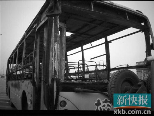 廣州:載31人校車高速公路燒通頂(圖) 廣州:載31人校車高速公路燒通頂(圖)