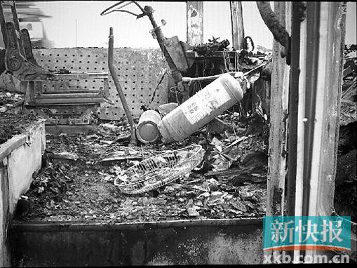 廣州:載31人校車高速公路燒通頂(圖) 廣州:載31人校車高速公路燒通頂(圖)