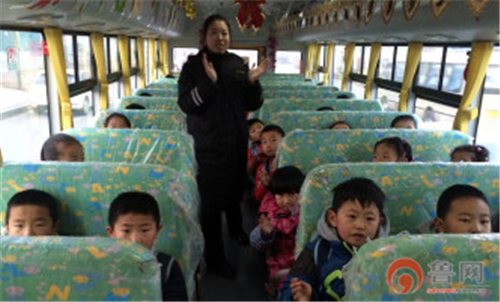 膠州：交運(yùn)溫馨校車(chē)變身為圣誕老人“雪橇車(chē)”