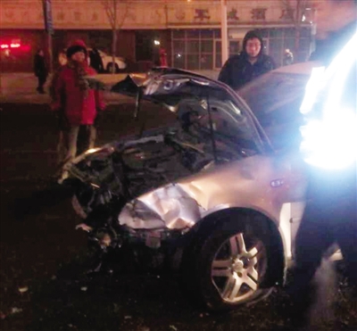 寶來撞破護欄 又迎頭撞校車