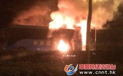 山東濟(jì)南一輛校車發(fā)生起火自燃 火光沖天