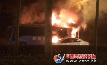 山東濟(jì)南一輛校車發(fā)生起火自燃 火光沖天