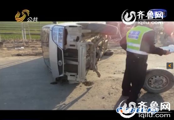 校車之殤：德州一小學(xué)校長無證駕駛山寨校車被撞側(cè)翻