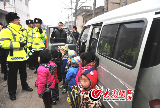 臨沂一黑校車核載7人實載11人 嚴(yán)重超載被查