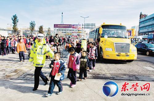 “史上最嚴交規(guī)”不避讓校車記6分 避讓校車讓孩子先行