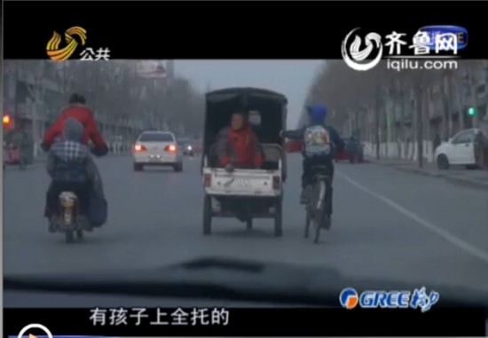 德州:違規校車被取締學生無車上學校方稱沒資金買