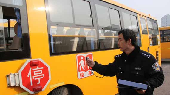 招遠:交警集中檢驗131輛申請校車許可機動車