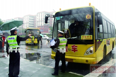佛山：四校車滿載學(xué)生 卻未啟用警示燈