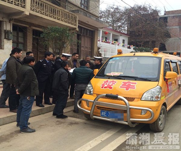 圖為隆回交警查獲的超員校車(chē)_副本.jpg