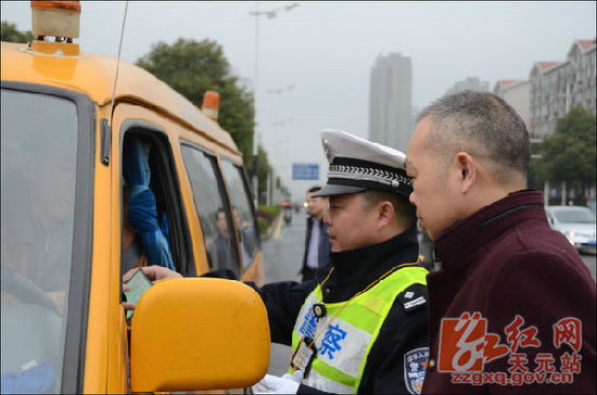 教育局協同交警督查校車