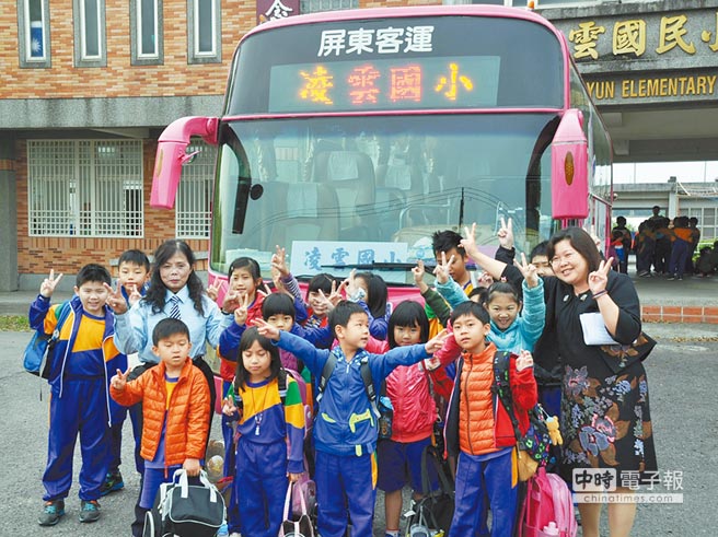 師法外國學校，凌雲國小將公車作為學童交通車。（林和生攝）