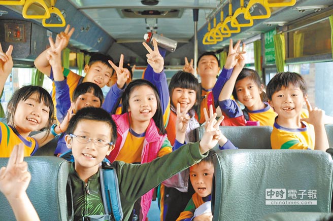交通車替家長解決接送時的不便。搭車成了學童最期待的一刻。（林和生攝）