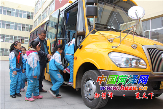 菏澤：市區首批“大鼻子”校車上路運營