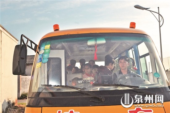 晉江：校車超載過半 民警扣車分流學生