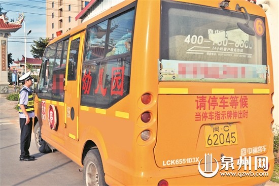 晉江：校車超載過半 民警扣車分流學生