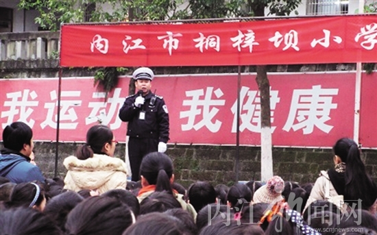 交警進(jìn)校園講解校車安全知識(shí) 為學(xué)生寒假安全“保駕護(hù)航”