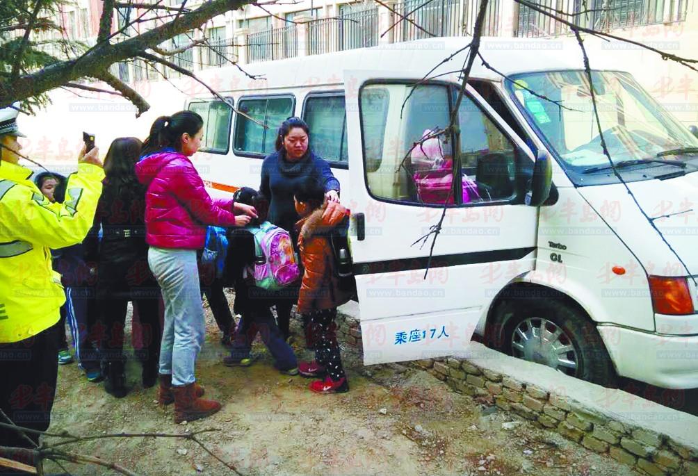 托管班竟用注銷車作校車 被李滄交警當場查獲