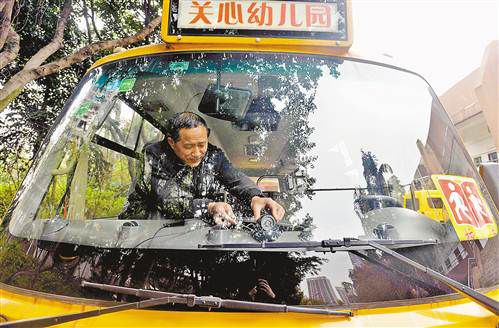 GPS定位攝像遠程監(jiān)控校車