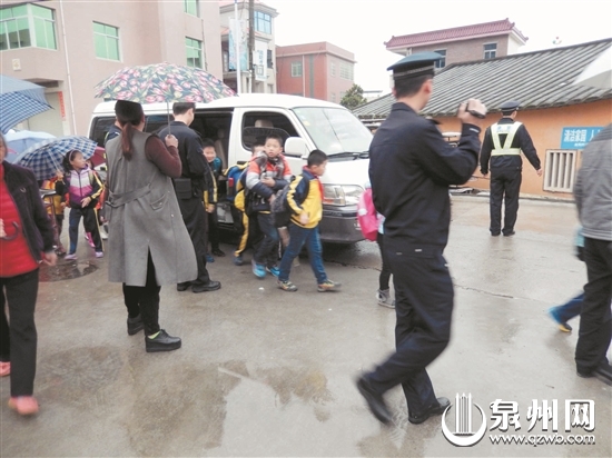 民警對“黑校車”上的學生進行分流