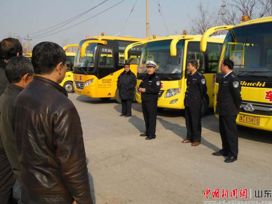 淄博交警開展校車駕駛人“面對面” 專項教育活動。