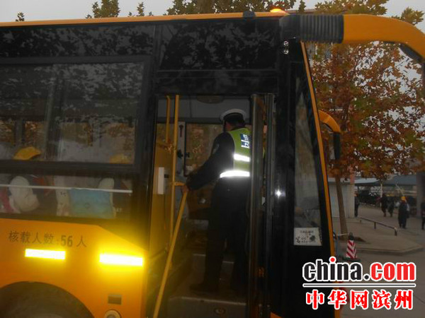 博興縣公安局交警大隊(duì)強(qiáng)化校車管理深入轄區(qū)學(xué)校開展安全“大檢查”活動